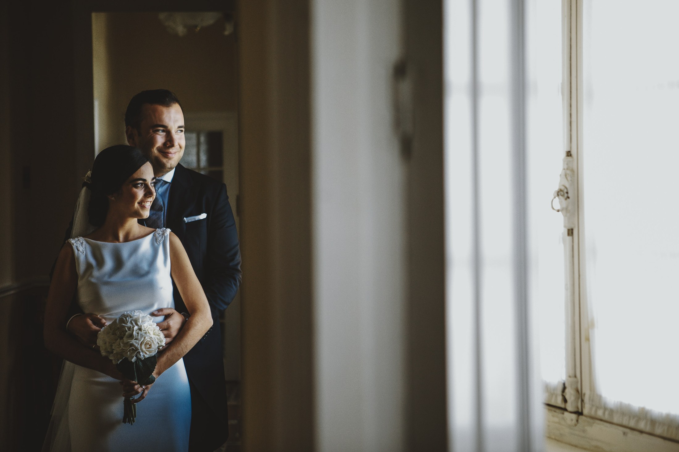 Pareja junto a una ventana, con luz lateral