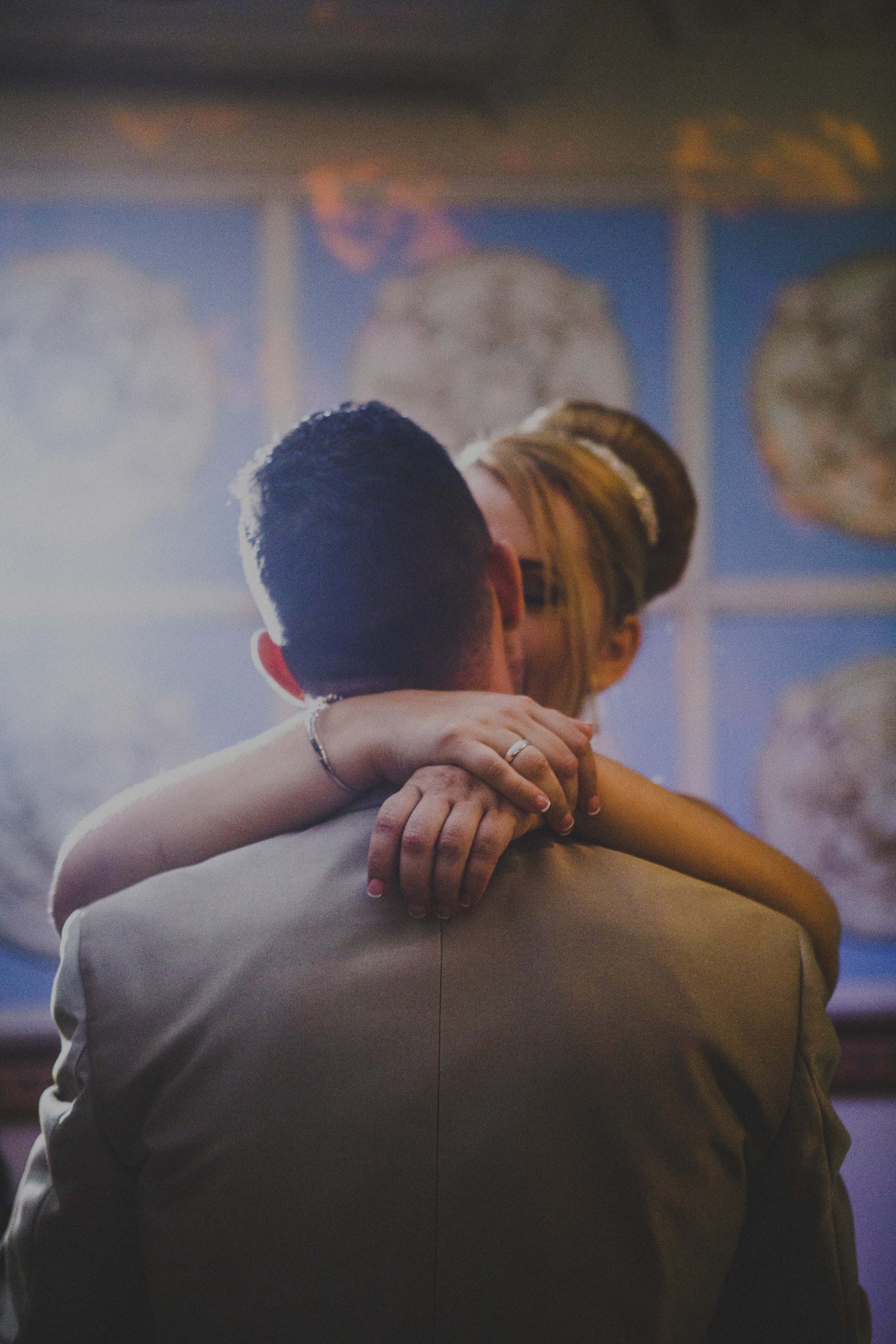 Un abrazo durante el baile de una boda