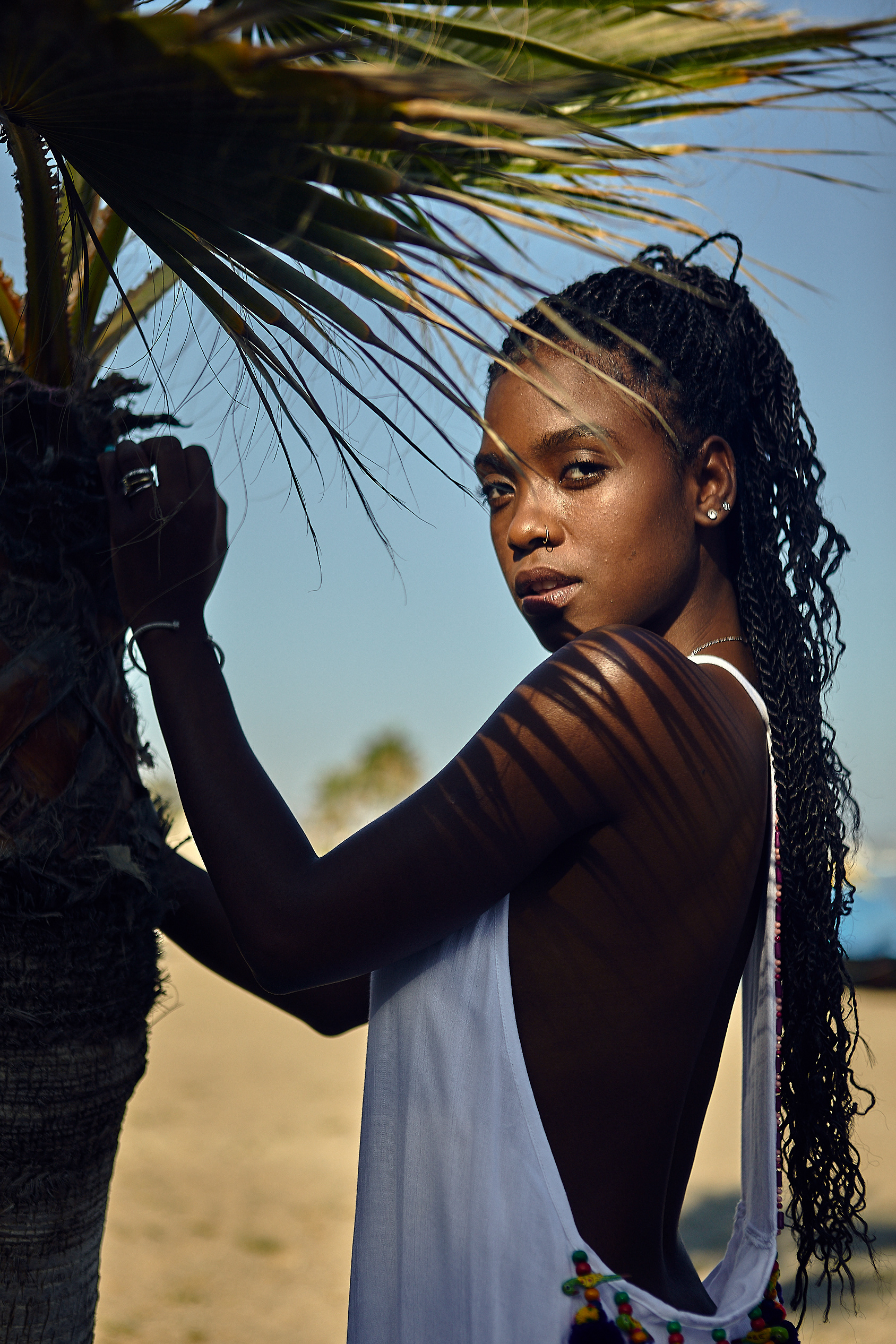 Retrato de moda junto a una palmera, de la serie Flor de Jazmín