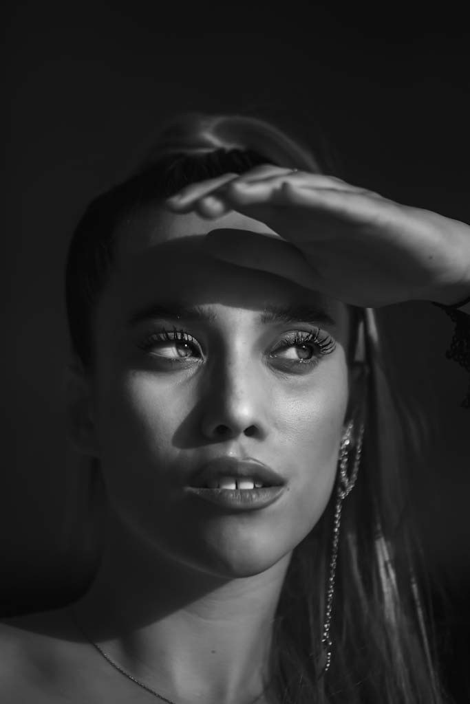 Retrato expresivo en blanco y negro con la mano sobre la frente